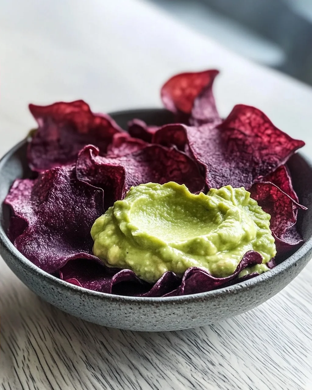 Crispy Rote Bete Chips mit Avocadocreme Dip – Gesund & Lecker!
