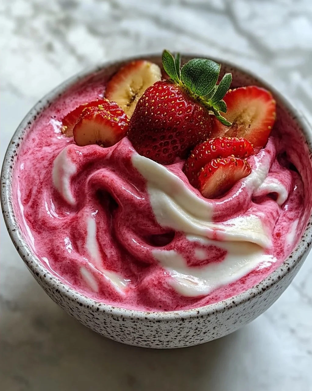 Erdbeer Swirl Smoothie Bowl: Das ultimative Sommer-Rezept