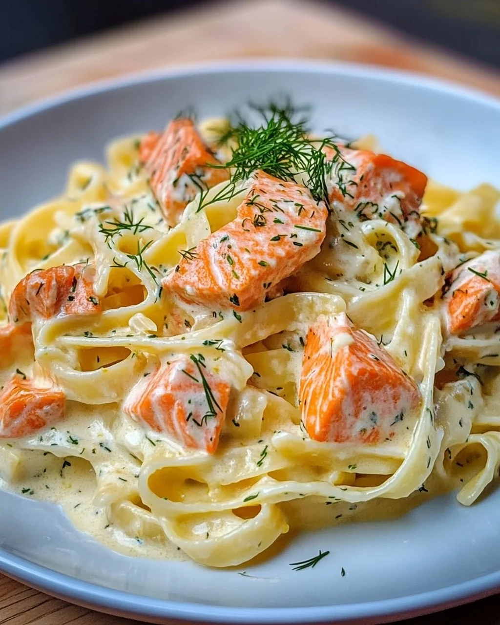 Pasta mit Lachs und Sahnesoße