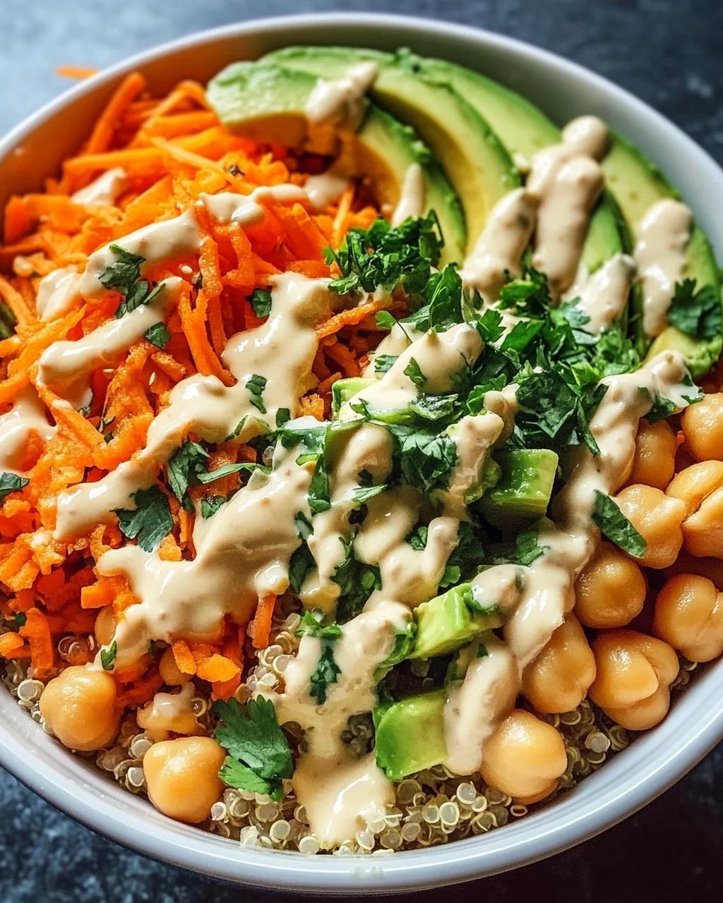 Quinoa-Gemüse-Bowl mit Tahini-Dressing
