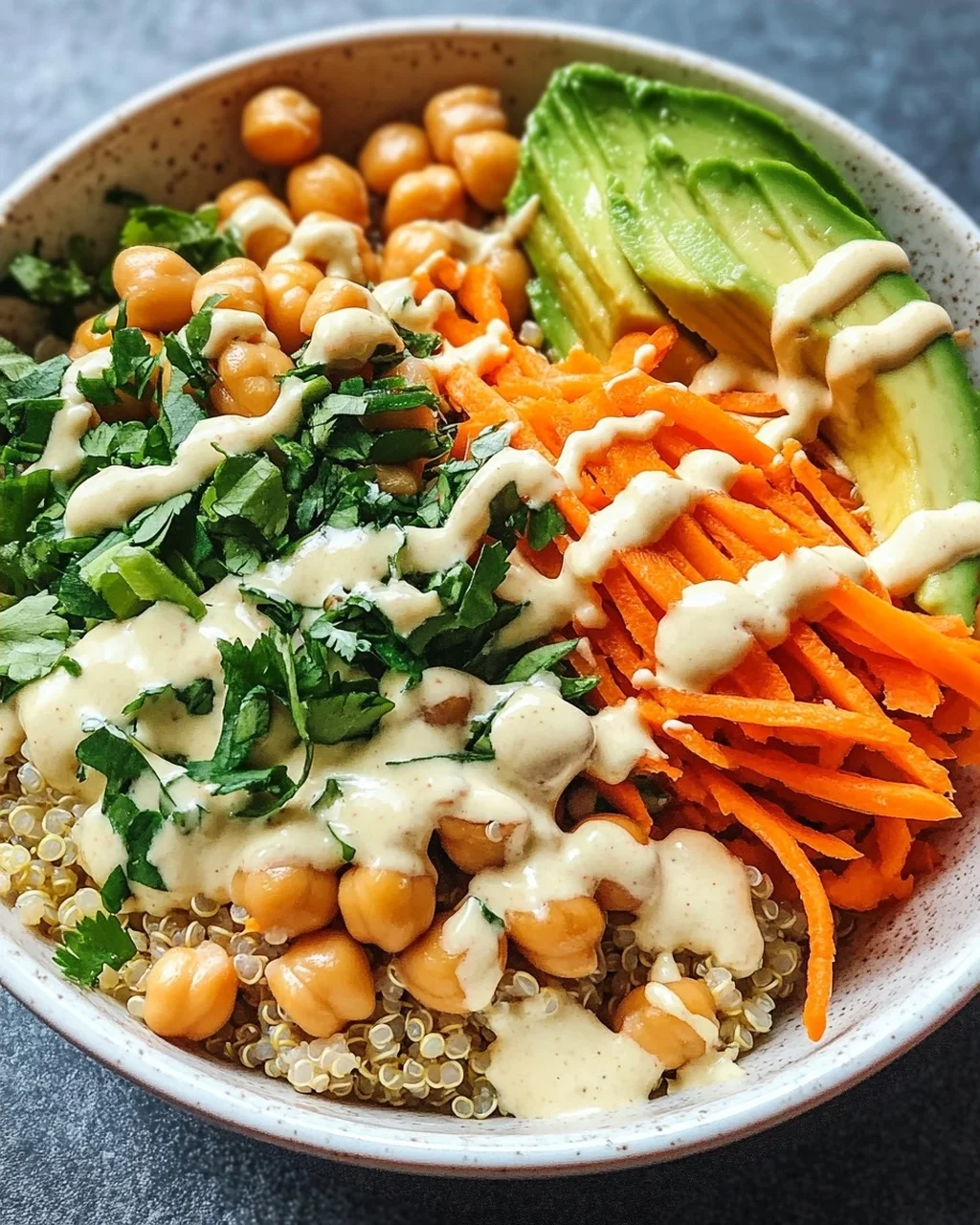 Quinoa-Gemüse-Bowl mit Tahini-Dressing