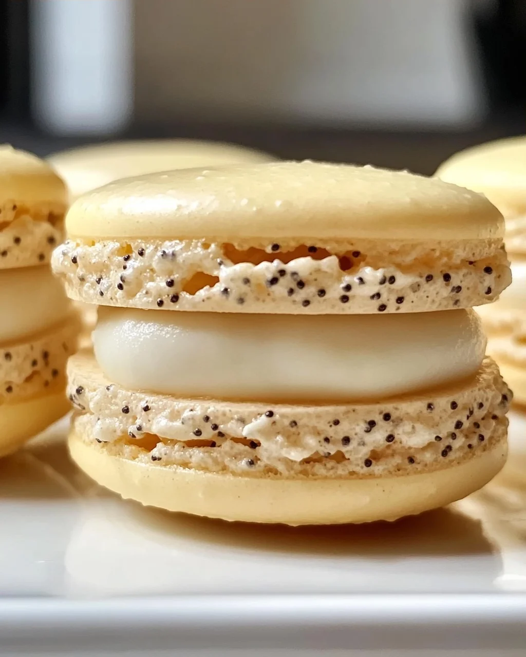 Zitronen-Mohn-Macarons mit cremiger Füllung