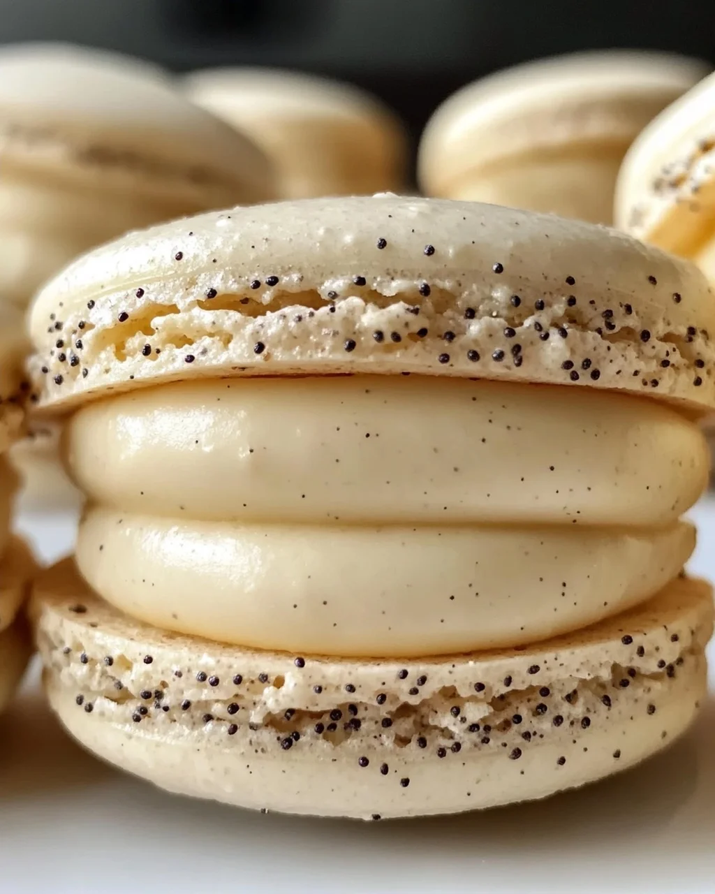 Zitronen-Mohn-Macarons mit cremiger Füllung
